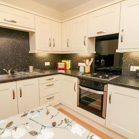 8 Lowther Gardens * Грейндж-овер-Сандс